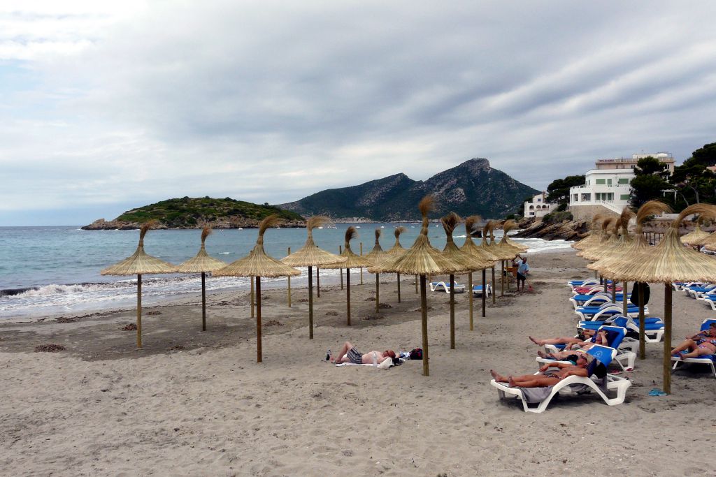 Strand und Sonnenschirme in Sant Elm